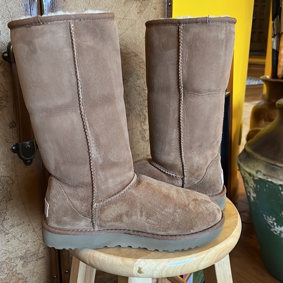 Uggs tall classic Boots - Picture 8 of 10